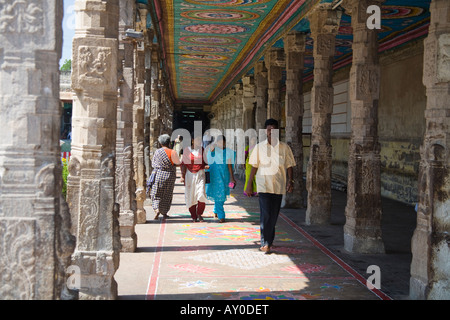 Fidèles hindous marcher le long d'un chemin à l'intérieur de Temple Meenakshi, Madurai, Tamil Nadu, Inde Banque D'Images