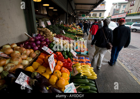 Les lignes de produits frais un étal au marché de Pike Place à Seattle, Washington le 25 mars 2008. (Photo de Kevin Bartram) Banque D'Images