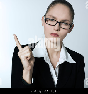 Portrait Portrait d'une belle jeune femme stricte et dans un costume costume Banque D'Images