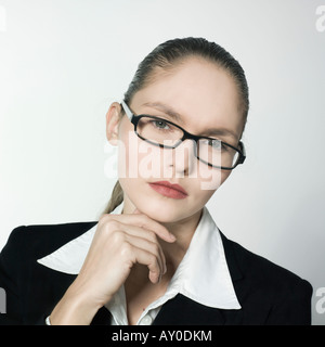 Portrait Portrait d'une belle jeune femme stricte et dans un costume costume Banque D'Images