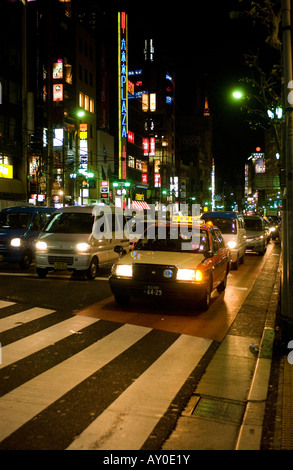 Le trafic de nuit à Tokyo au Japon Banque D'Images