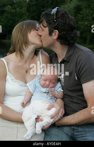 Papa et maman avec bébé Banque D'Images