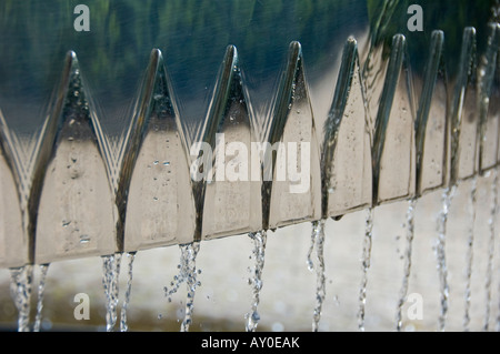 Détail de l'eau en acier inoxydable d'une fontaine dans un jardin Banque D'Images