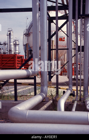 L'installation de gaz et d'huile de Johor Bahru Malaisie montrant des tuyaux et des réservoirs de stockage Banque D'Images