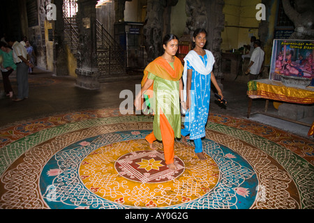 Fidèles hindous marche sur un cercle Kolam, Temple Meenakshi, Madurai, Tamil Nadu, Inde Banque D'Images