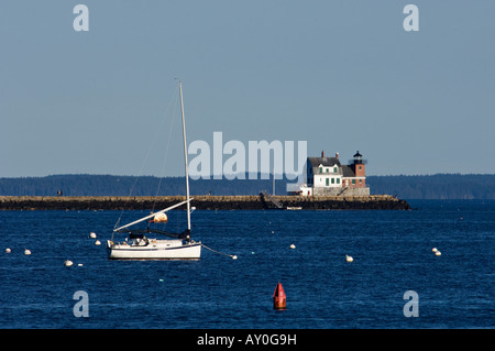 Voilier ancrée face à Rockland Rockland Breakwater Lighthouse Maine Banque D'Images