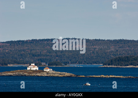 Bateau de pêche travaux près de Egg Rock Lighthouse et bouées de homard du Maine Mount Desert Island Banque D'Images