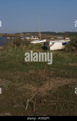 Canots de pêche, les marais Morston, Norfolk, East Anglia, Angleterre, RU Banque D'Images