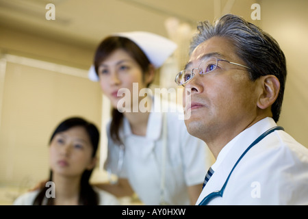 Doctor examining patient Banque D'Images