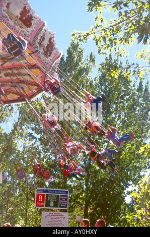 Une interprétation artistique d'une motion shot de cavaliers d'être balancé dans l'air dans un parc d'attractions dans l'Utah, USA. Banque D'Images