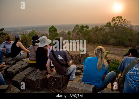 Les touristes regarder le coucher du soleil à Bakheng Hill au Cambodge Banque D'Images