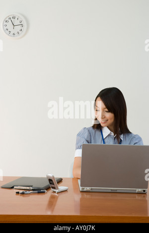 Young woman working in office Banque D'Images