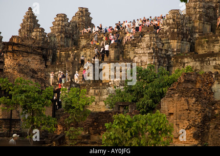 Les touristes de monter les ruines à Bakheng Hill - Angkor Wat Cambodia Banque D'Images