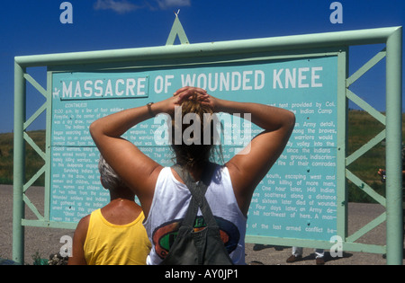 Memorial Lecture touristique au massacre de Wounded Knee dans le Dakota du Sud USA Banque D'Images
