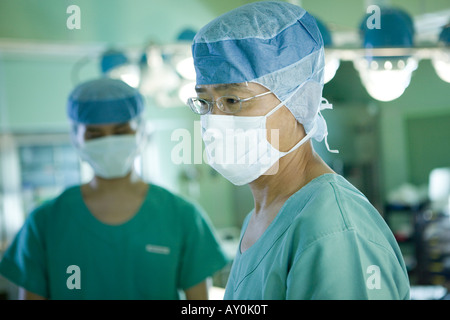 Les médecins en chirurgie Banque D'Images