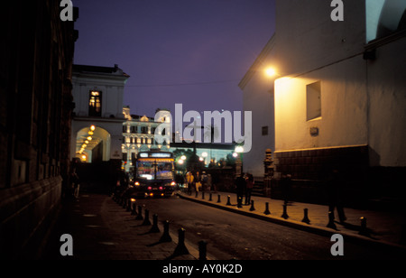 Scène de rue avec l'arcade du Palacio de Gobierno sur Plaza Grande nuit à Quito en Equateur Banque D'Images