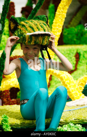 Bataille de fleurs, St Helier, Jersey Channel Islands jeune garçon en costume sur flotteur carnaval Banque D'Images