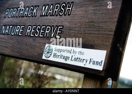 Réserve Naturelle des Marais Portrack Stockton on Tees Angleterre signe indiquant le financement fourni par le Heritage Lottery Fund Banque D'Images