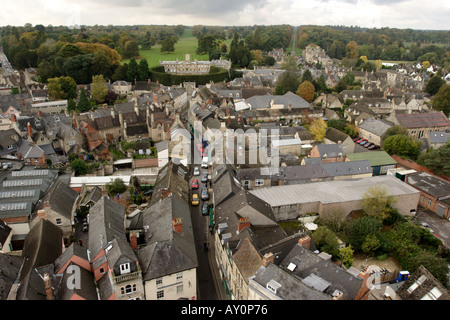 Vue aérienne de la ville de Cirencester montrant des boutiques et le marché Banque D'Images