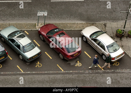 Vue aérienne de la ville de Cirencester montrant des voitures garées dans des espaces handicapés Banque D'Images