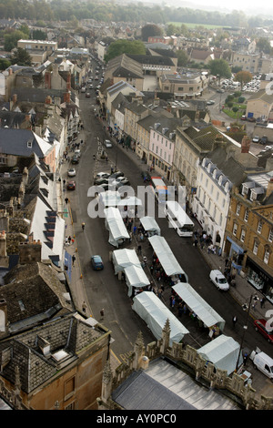 Vue aérienne de la ville de Cirencester montrant des boutiques et le marché Banque D'Images