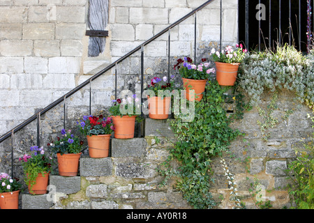 Pots de fleurs sur des marches en pierre à Bradford on Avon Wiltshire Banque D'Images