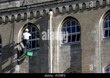 Nettoyage de vitres travaille sur Windows de l'Abbey Mill récemment converti à la retraite appartements à Bradford on Avon Wiltshire Banque D'Images