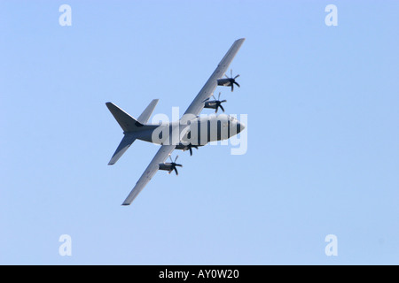 C130J Hercules dans l'air d'avion et en tournant Banque D'Images