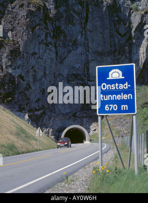 Portail d'un tunnel routier ; onstadtunnelen (onstad tunnel), près de l'Aurland, Sogn og Fjordane, en Norvège. Banque D'Images