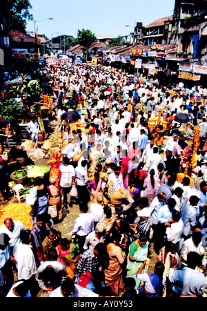 Les vagues de l'humanité. Buzz inimaginable de Dadar ouest de la rue du marché en ébullition la foule des acheteurs et des vendeurs. Asie Inde Mumbai