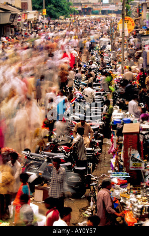 L'inimaginable buzz de l'ouest de la rue du marché Dadar Mumbai en ébullition la foule des acheteurs et des vendeurs. Asie Inde