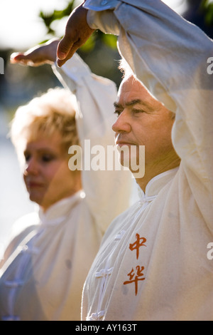 Mature couple performing arts martiaux dans le parc Banque D'Images