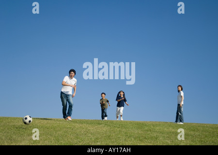 Family playing soccer Banque D'Images