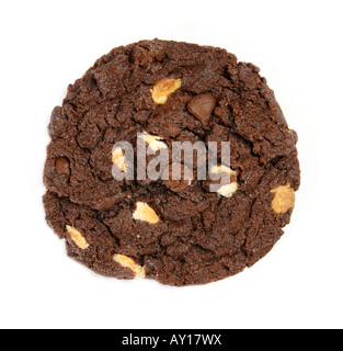 De délicieux biscuits aux grains de choclated isolé sur fond blanc Banque D'Images