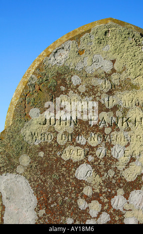 Couverts de lichen détail pierre tombale dans un cimetière Banque D'Images