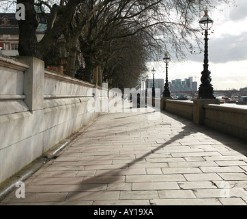 La lumière du soleil sur l'Albert Embankment par la Tamise à Westminster Banque D'Images