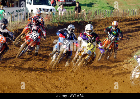 Un gars rider sur une bile motocross moto saute et la compétition big air Banque D'Images