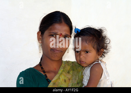 La mère et l'enfant indien portrait pris dans village rural Banque D'Images