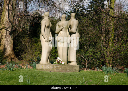 Trois chiffres sculpture de Henry Moore dans Battersea Park, Battersea, Londres Banque D'Images