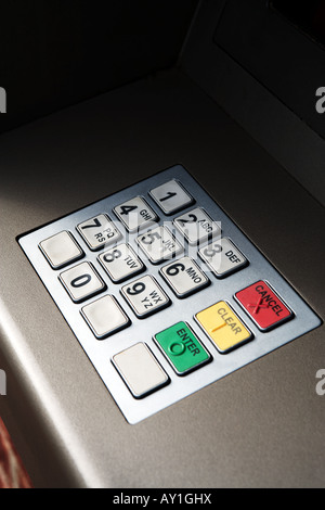 La crise du crédit : cash machine distributeur automatique de trou dans le mur clavier Banque D'Images