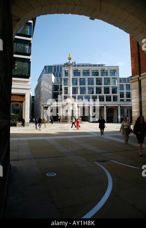 Vue à travers le Temple Bar à la Bourse de Londres à Paternoster Square, City of London Banque D'Images