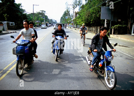 La Thaïlande, le nord de la province de Chiang Mai Thaïlande Chiang Mai motards roulant à Chang Mai cycliste avec en arrière-plan. Banque D'Images