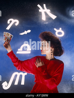 Mystic Meg avec cartes de Tarot & symboles astrologiques (signes de naissance) Banque D'Images