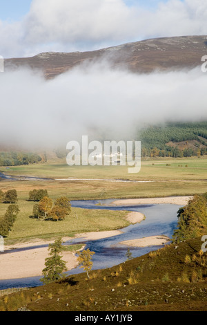 Couche d'inversion sur la rivière Dee Ecosse à Mar Lodge Estate, Royal Deeside, parc national de Cairngorm uk Banque D'Images