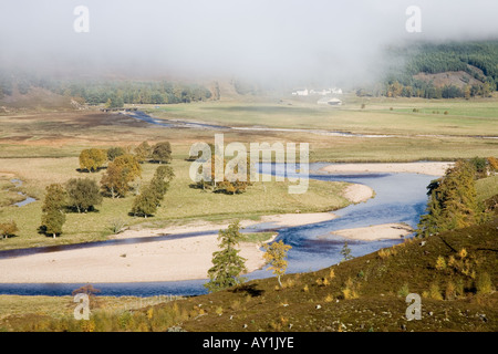 Couche d'Inversion météo sur la rivière Dee Valley East catchement area, à Mar Lodge Estate, Royal Deeside, parc national de Cairngorm, Ecosse, Royaume-Uni Banque D'Images