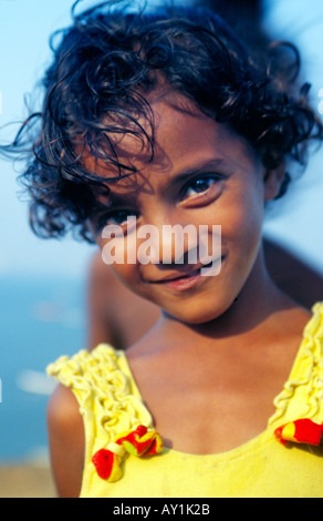 Un peu jeune indienne de Mumbai, la communauté indigène Koli avec de grands yeux sombres et winsome sourire. Maharashtra Inde Banque D'Images