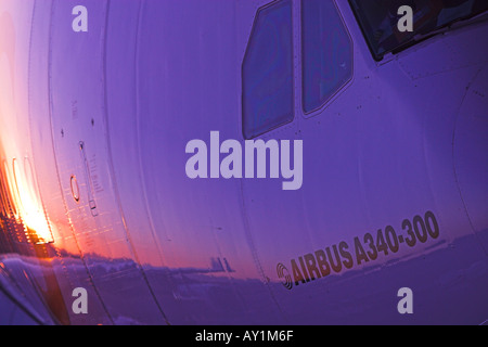 Airbus A340 avion avion jet aéronefs civils gros plan passager close-up d'avant d'aéronefs dans la lumière du soleil du soir coucher du soleil Banque D'Images