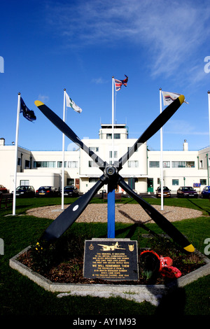 L'aéroport de Shoreham Art déco avec le monument de l'hélice en premier plan Banque D'Images