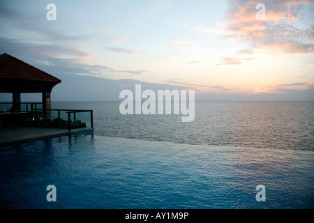 Piscine, Vue sur la mer et le ciel à l'heure du coucher du soleil à partir de Leela kovalam,hotel,Kerala, Inde Banque D'Images