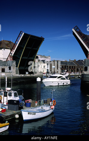 Un bateau entrant dans le port de Weymouth avec le pont-route en position relevée du comté de Dorset, Angleterre, Royaume-Uni Banque D'Images